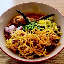 9.ข้าวซอยไก่ พิเศษ น่อง , สะโพก (ไก่ 2 ชิ้น)