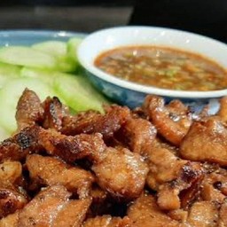 หมูกระเทียม(กับข้าว)