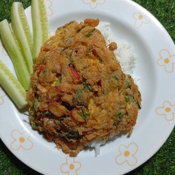 ข้าวไข่เจียวฟูกรอบชะอมปูอัดไก่สับหอมแดง(ฟรีน้ำพริกกะปิ)