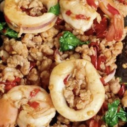 กะเพราหมูสับ+หมึก+กุ้ง(กับข้าว)