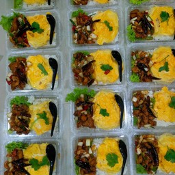 ข้าว-ไก่ผัดเม็ดมะม่วง (ไข่ข้น)