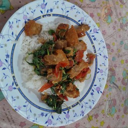 กระเพราหมูกรอบ
