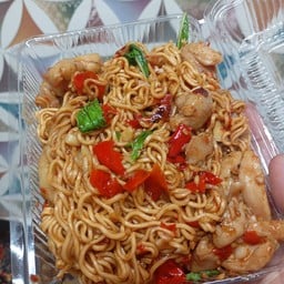 มาม่าผัดกะเพราไก่