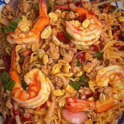 ยำมาม่าหมูสับกุ้งปลาร้าถั่วค่ัว