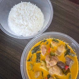 ข้าวหอมมะลิ + แกงเขียวหวานไก่ไร้กระดูก