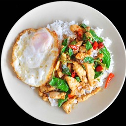 ข้าวกะเพราะหมูชิ้น พริกแห้ง