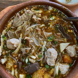 ก๋วยจั๊บน่องไก่ หมูเด้ง