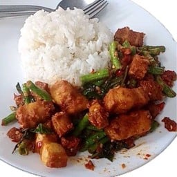 (ราดข้าว) ผัดพริกแกงถั่ว หมูกรอบจากพืช วีแกน 100 กรัม