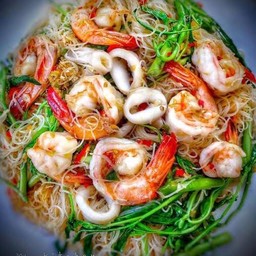 ผัดหมี่กระเฉดรวมทะเล