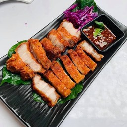 สามชั้นทอดน้ำปลา