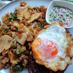 กระเพราหมูสับหน่อไม้ดอง ราดข้าว