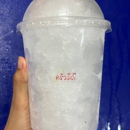 น้ำแข็งเปล่าพร้อมแก้ว