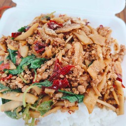 กะเพราเนื้อใส่หน่อไม้ดอง