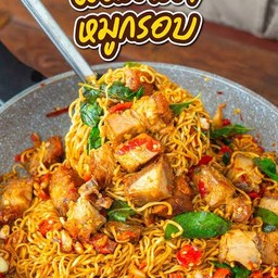 กระเพรามาม่าหมูกรอบ