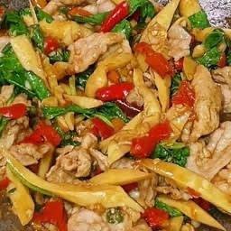 ผัดพริกแกง หมูชิ้นหน่อไม้ ราดข้าว