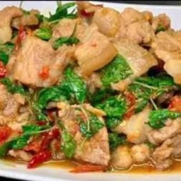 ข้าวกระเพราหมูสามชั้นสไลด์