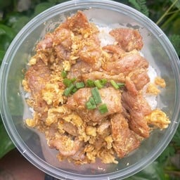 ข้าวหมูชิ้นกระเทียมผัดไข่
