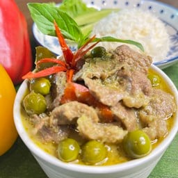 ข้าวแกงเขียวหวานเนื้อ