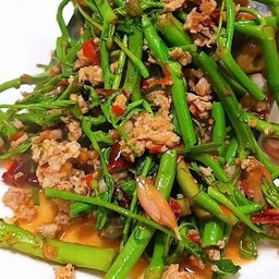 ผัดกระเฉดหมู ราดข้าว