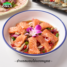 ยำแซลม่อนไข่แดงใส่หมูยอ Salmon  Pork Sausage salad 香辣凉拌三文鱼咸蛋腌肉肠