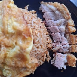 ข้าวผัดน้ำพริก หมูกรอบ