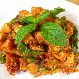 น้ำตกหมูกรอบ