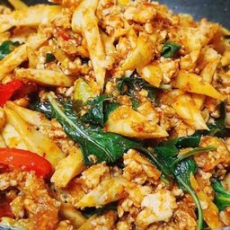 กระเพราหมูสับใส่หน่อไม้