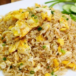 ข้าวผัดไข่ โรยต้นหอม