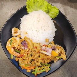 ข้าวราดทะเลผัดผงกะหรี่