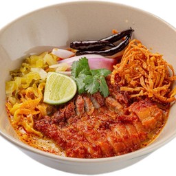 ข้าวซอย หน้าหมูสามชั้นทอด