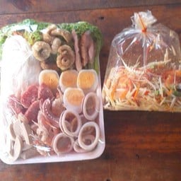 น้อยส้มตำ ยำหมู่บ้านหรรษา