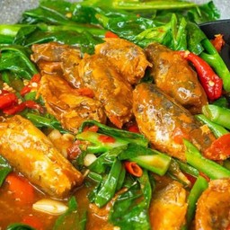 คะน้าปลากระป๋อง ราดข้าว