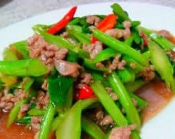 ผัดคะน้าหมู ราดข้าว
