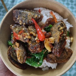 กระเพราไข่เยี่ยวม้า