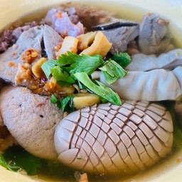 ต้มเลือดหมู ซ.ต้นสน หน้าไพลินคาร์แคร์