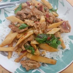 ข้าวกะเพราเนื้อหน่อไม้