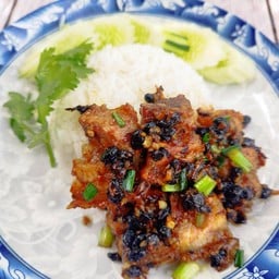 หมูกรอบผัดเต้าซี่น้ำมันงา