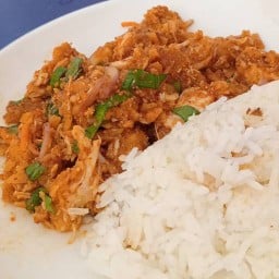 ข้าวยำไก่แซ่บ,ข้าวไก่กรอบ อะโวคาโดปั่น,มะพร้าวปั่นนมสด