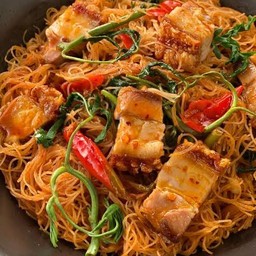 ผัดหมี่กระเฉดหมูกรอบ