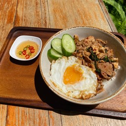 กระเพราสันคอหมู ไข่ดาว ข้าวญี่ปุ่น