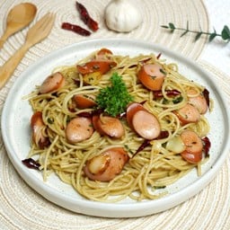 สปาเกตตี้ผัดพริกแห้งไส้กรอก