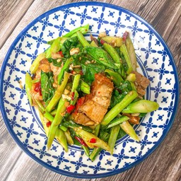 ผัดคะน้าเป็นกับ