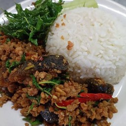 ข้าวกระเพราไข่เยี่ยวม้า
