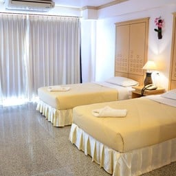 Cr.Maneerote Hotel