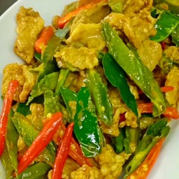 หมูชิ้นผัดพริกแกงใต้ (ราดข้าว)