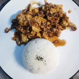 หมึกกรอบซอสกระเทียมราดข้าวSquid deep fried garlic sauce