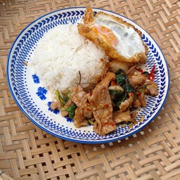 กะเพราหมูชิ้นไข่ดาว