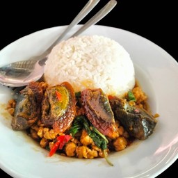 กะเพราไข่เยี่ยวม้าหมูสับ