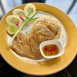 ข้าวผัดปลาสลิด (ทั้งตัว)