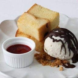 Beurre Butter Toast (บุชเชอร์บัตเตอร์โทสต์และซอสสตอร์เบอร์รี่)